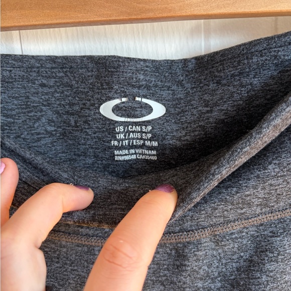 Oakley Grey/Pink Capri Leggings | Size S - Picture 2 of 7